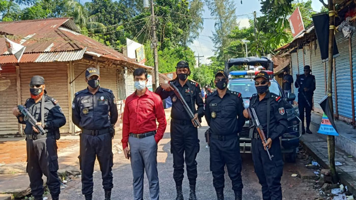 অনুষ্ঠানস্থলে অবস্থান নিয়েছে আইন শৃঙ্খলা বাহিনী ও প্রশাসন