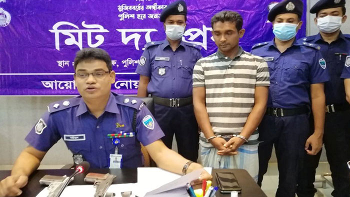 প্রেস কনফারেন্সে নোয়াখালী পুলিশ সুপার (এসপি) মো. শহীদুল ইসলাম প্রেস কনফারেন্সে নোয়াখালী পুলিশ সুপার (এসপি) মো. শহীদুল ইসলাম