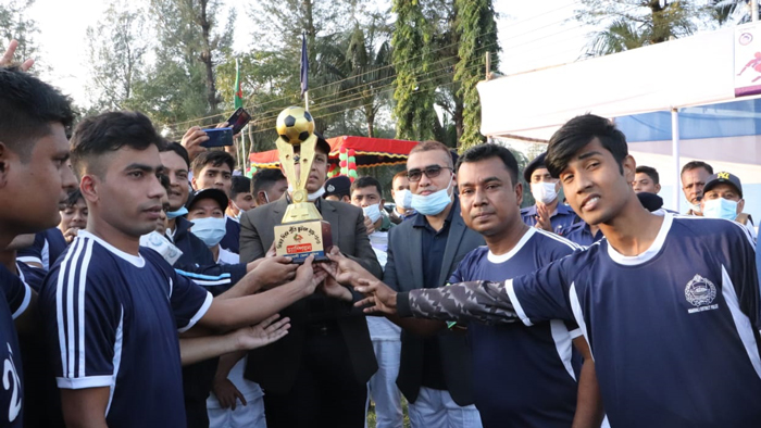 বিজয়ী দলের খেলোয়াড়দের হাতে চ্যাম্পিয়ন ট্রপি তুলে দেন চট্টগ্রাম রেঞ্জের ডিআইজি মো. আনোয়ার হোসেন।