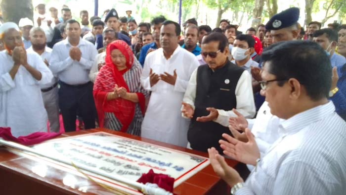 শান্তি নিবাসের ভিত্তিপ্রস্তর স্থাপন শেষে মোনাজাতে অংশ নেন  সমাজকল্যাণ মন্ত্রী নুরুজ্জামান আহমেদ