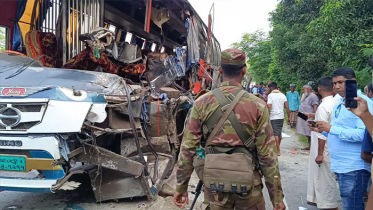 দিনাজপুরে দাঁড়িয়ে থাকা ট্রাকে বাসের ধাক্কা, নিহত ৫