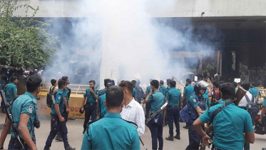 প্রেসক্লাবে শিক্ষকদের উপর পুলিশের লাঠিচার্জ, সাউন্ড গ্রেনেড নিক্ষেপ