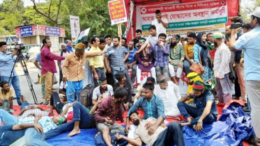 আ`লীগের কার্যক্রম নিষিদ্ধ, তবু রাজপথে জুলাই আহতরা, দাবি চিরতরে নিষিদ্ধের