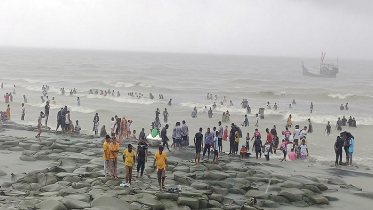 পুলিশের বাধা উপেক্ষা করে সমুদ্রের উত্তাল ঢেউয়ে ভাসছেন পর্যটকরা