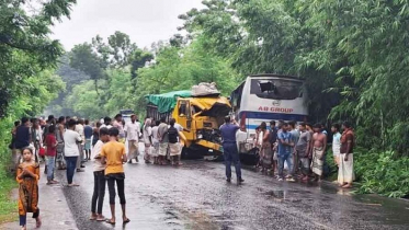 পাবনায় বাস-ট্রাক সংঘর্ষে নিহত ৩, আহত অন্তত ১০