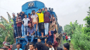 ট্রেন আটকে নামিয়ে দেওয়া হলো যাত্রীদের, নিদারুণ ভোগান্তি
