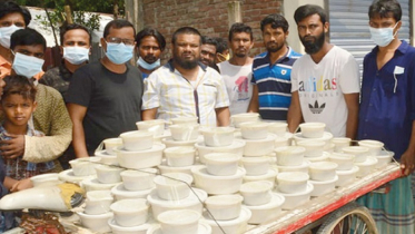 মসজিদে বিস্ফোরণের হতাহতদের বাড়িতে খাবার পৌঁছে দিচ্ছে যুবলীগ