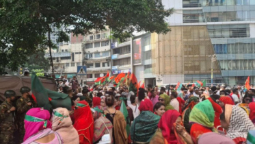 খালেদা জিয়ার অপেক্ষায় ফিরোজার সামনে নেতাকর্মীদের ভিড়