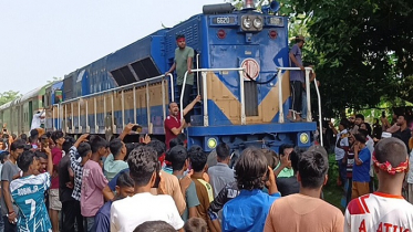 আড়াই ঘণ্টা পর রাজশাহীর সঙ্গে সারা দেশের ট্রেন চলাচল শুরু