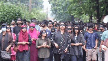 ভিসিকে পুনর্বহালের দাবিতে চুয়েটে চোখ বেঁধে মিছিল ভিসিকে পুনর্বহালের দাবিতে চুয়েটে চোখ বেঁধে মিছিল