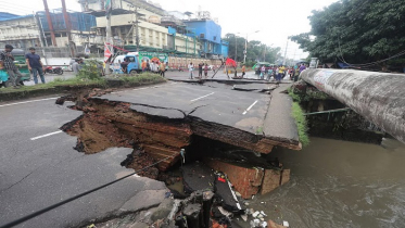 ভারী বর্ষণে চট্টগ্রামে সেতু ভেঙে দুই ভাগ