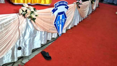 দুদক চেয়ারম্যানকে জুতা নিক্ষেপ 