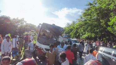 মাদারীপুরের শিবচরে বিকল বাসে হানিফ পরিবহনের ধাক্কা, নিহত ৩ মাদারীপুরের শিবচরে বিকল বাসে হানিফ পরিবহনের ধাক্কা, নিহত ৩
