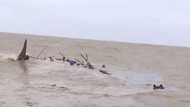 বঙ্গোপসাগরে ট্রলার ডুবে ৫জেলে নিখোঁজ ,উদ্ধার ৮