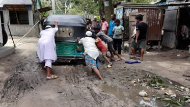 এক কিলোমিটার বেহাল রাস্তায় ভোগান্তিতে হাজারো মানুষ