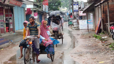 হিলিতে থেমে থেমে বৃষ্টি, ভোগান্তিতে সাধারণ মানুষ