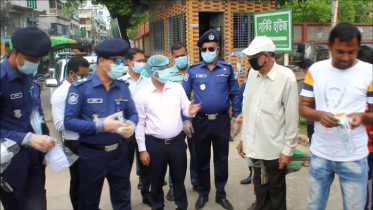 চুয়াডাঙ্গায় অসহায় ও দরিদ্রদের মাস্ক দিল জেলা প্রশাসন 