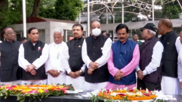 বঙ্গবন্ধুর প্রতিকৃতিতে জেলা পরিষদের নবনিযুক্ত প্রশাসকদের শ্রদ্ধা