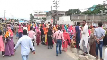 বকেয়া বেতনের দাবিতে শ্রমিকদের জয়দেবপুর-ঢাকা সড়ক অবরোধ