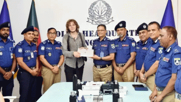 জার্মান পর্যটকের চুরি হওয়া ল্যাপটপ ফিরিয়ে দিলো বাংলাদেশ পুলিশ জার্মান পর্যটকের চুরি হওয়া ল্যাপটপ ফিরিয়ে দিলো বাংলাদেশ পুলিশ