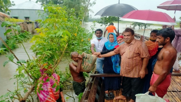 নৌকা দেখলেই ছুটে আসছেন বন্যার্তরা