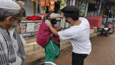 হিলিতে মাস্ক ছাড়া পণ্য ক্রয়-বিক্রয়ে না