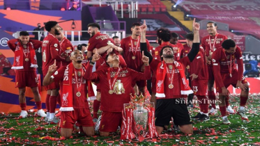 চেলসিকে হারানোর রাতে লিভারপুলের শিরোপা উদযাপন