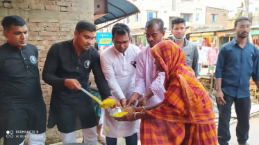 শোক দিবসে দুস্থদের মাঝে খাবার বিতরণ করলেন যুবলীগ নেতা বাবু