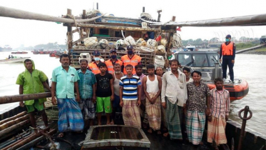 বঙ্গোপসাগর থেকে ৩৫ জেলে উদ্ধার