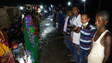 জোরপূর্বক মাছ শিকার, বাধা দিলে মারধর