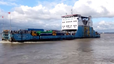 নাব্য সংকট: পাটুরিয়া-দৌলতদিয়া নৌরুটে ফেরি চলাচল ব্যাহত