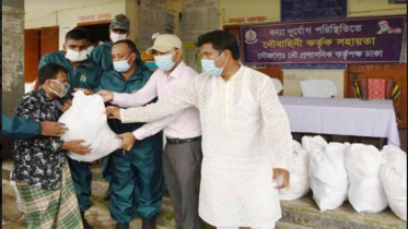 মানিকগঞ্জে নৌ বাহিনীর ত্রাণ বিতরণ