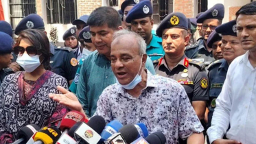 পুলিশের কাছে রাইফেল থাকলেও থাকবে না মারণাস্ত্র: স্বরাষ্ট্র উপদেষ্টা