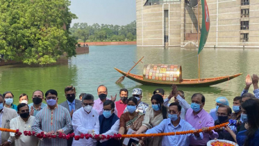 সংসদ লেকে ভাসানো হল দৃষ্টিনন্দন নৌকা