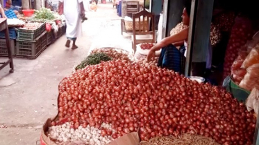 রাজবাড়ীতে পেঁয়াজের দাম কমেছে কেজিতে ২০ টাকা