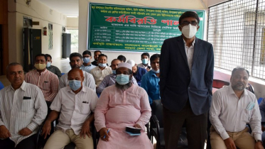 বরগুনায় কর্ম বিরতিতে কালেক্টরেট অফিস কর্মচারীরা 