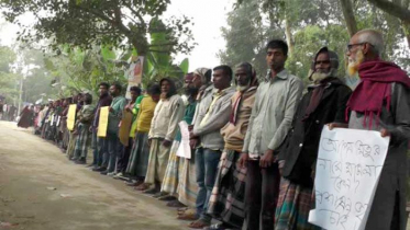 বগুড়ায় শিক্ষকের বিরুদ্ধে মামলার প্রতিবাদে মানববন্ধন