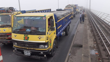 ঘন কুয়াশায় বঙ্গবন্ধু সেতুর দুই পাড়ে দীর্ঘ যানজট