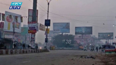 ঘন কুয়াশায় হেডলাইটের আলোয় চলে যানবাহন (ভিডিও)