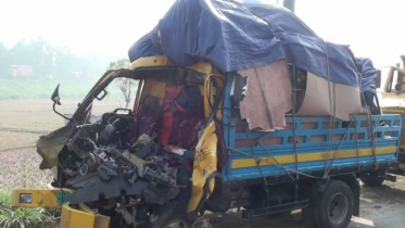 দাঁড়িয়ে থাকা ট্রাকের সাথে পিকআপ ভ্যানের সংঘর্ষে নিহত ২