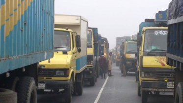 ঘন কুয়াশায় বঙ্গবন্ধু সেতুর দুই পাড়ে দীর্ঘ যানজট