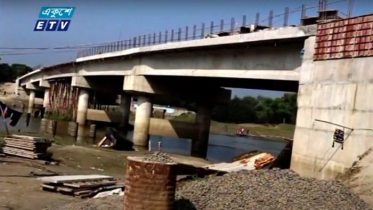 সংযোগ সড়ক নেই কিন্তু পাগলা নদীতে হচ্ছে সেতু (ভিডিও)