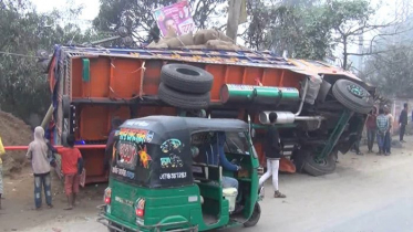 ধান বোঝাই ট্রাক উল্টে প্রাণ গেল ভ্যান চালকের
