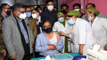  টিকা নিলেন সংস্কৃতি প্রতিমন্ত্রী কে এম খালিদ