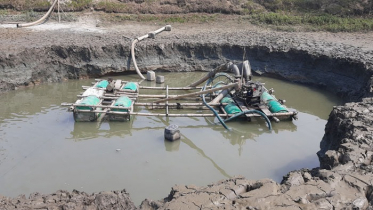 ড্রেজারে মাটি উত্তোলন, হুমকিতে ফসলি জমিসহ বসতবাড়ি