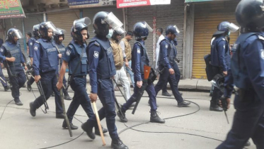 থমথমে বসুরহাট, বন্ধ দোকানপাট 