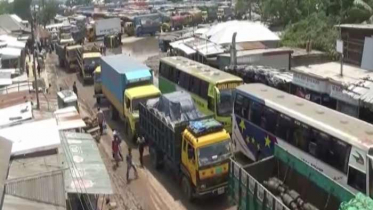 ফেরি স্বল্পতায় দৌলতদিয়ায় যান চলাচল ব্যাহত