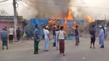 ফতুল্লায় কাপড় মার্কেটে আগুন, কোটি টাকার ক্ষতি