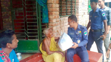 অসহায় বৃদ্ধা মায়ের পাশে নড়াইল পুলিশ সুপার