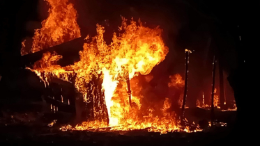 কয়েলের আগুনে দোকান পুড়ে ছাই